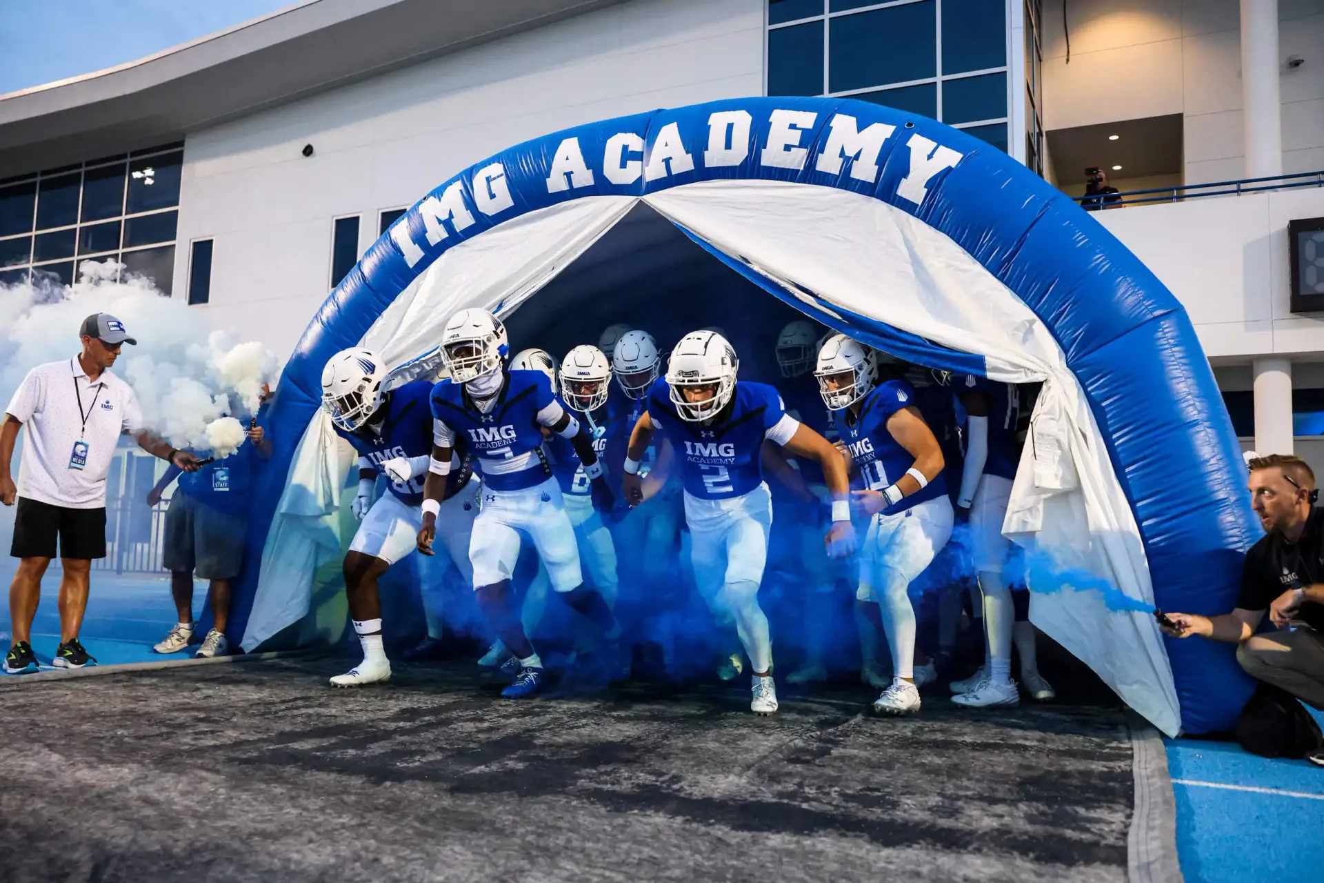 IMG Academy アドミッションカウンセラーと相談する日本人家族