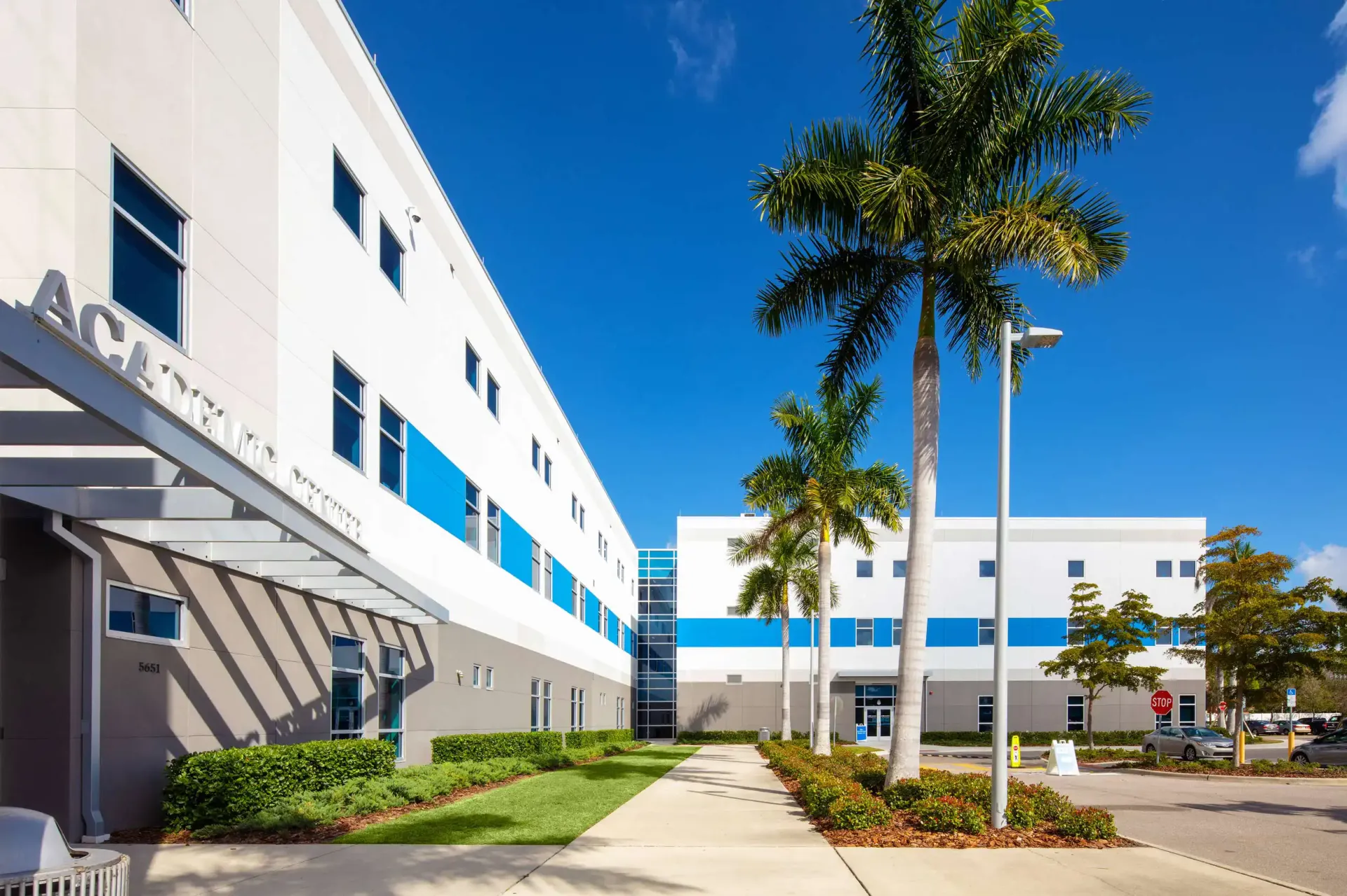 IMG Academy キャンパスの空撮:競技場と施設の全景